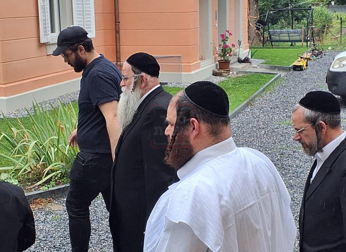הגה"צ רבי אהרן שיף בודק כשרות העירוב בשווייץ