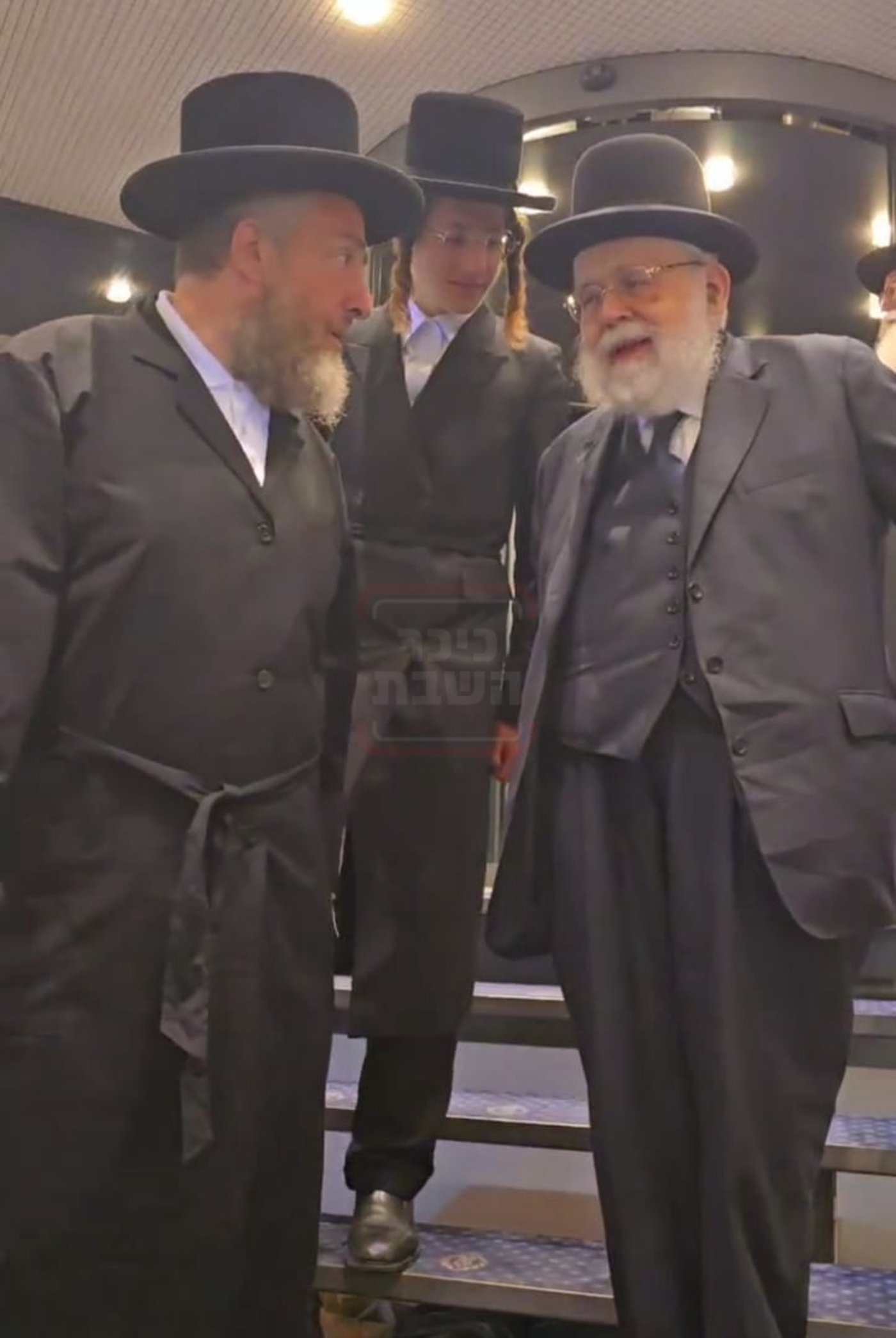 הרב עזרא פרידלנדר בשיחה עם הנגיד בנציון פרישוואסער