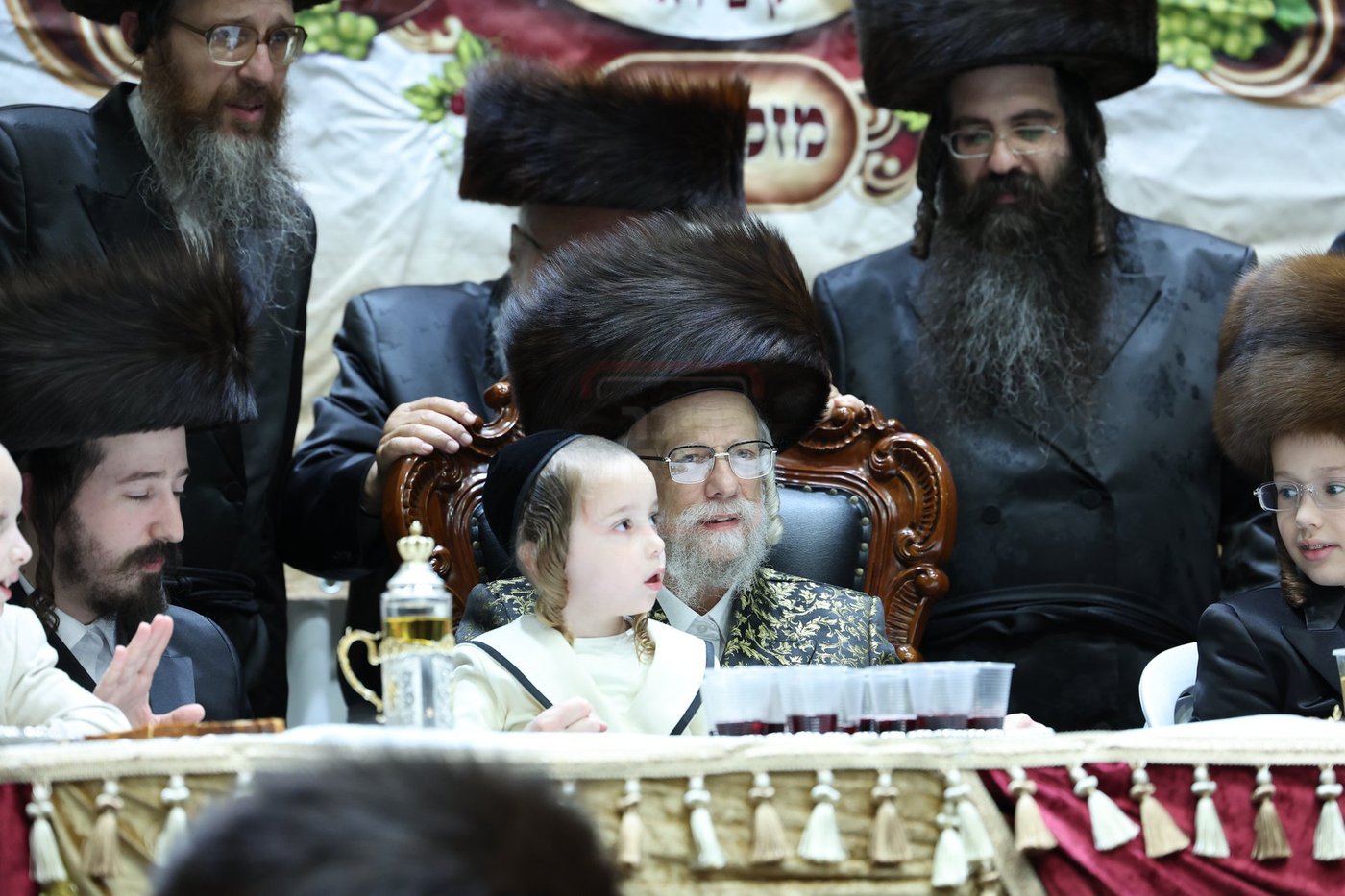 האדמו"ר מסערט ויז'ניץ עם נכדו
