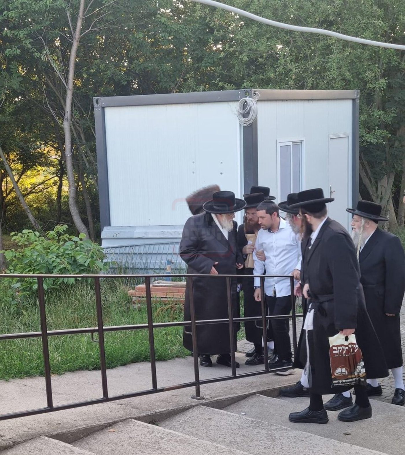 הרבי מתולדות אהרן בקרעסטיר