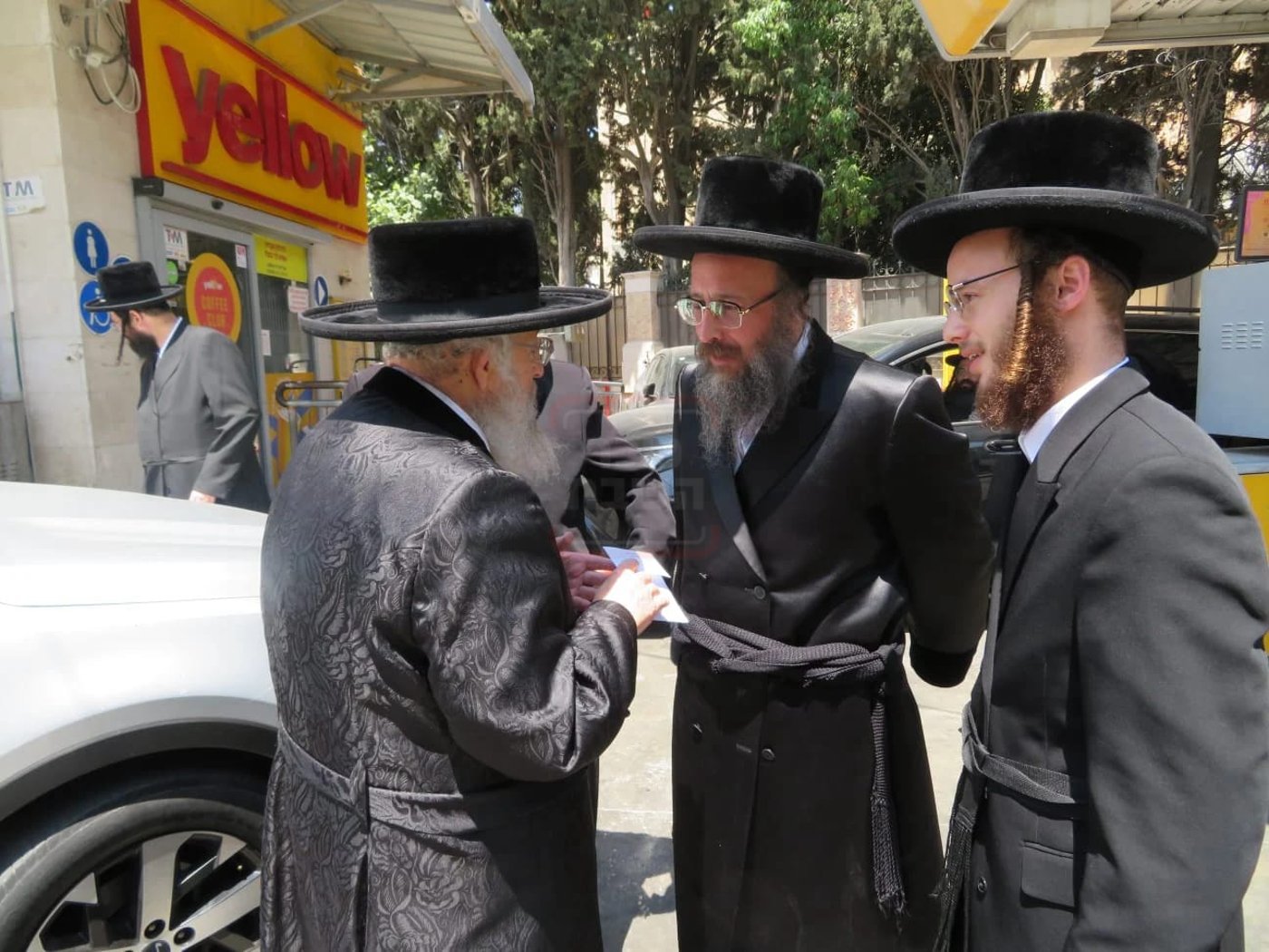 האדמו"רים מפינסק קרלין וביאלה בית שמש בשיחה