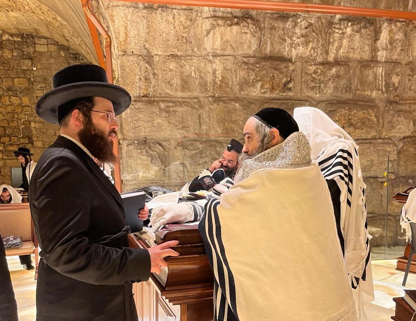 הרבנים רוקח בשיחה ליד הכותל