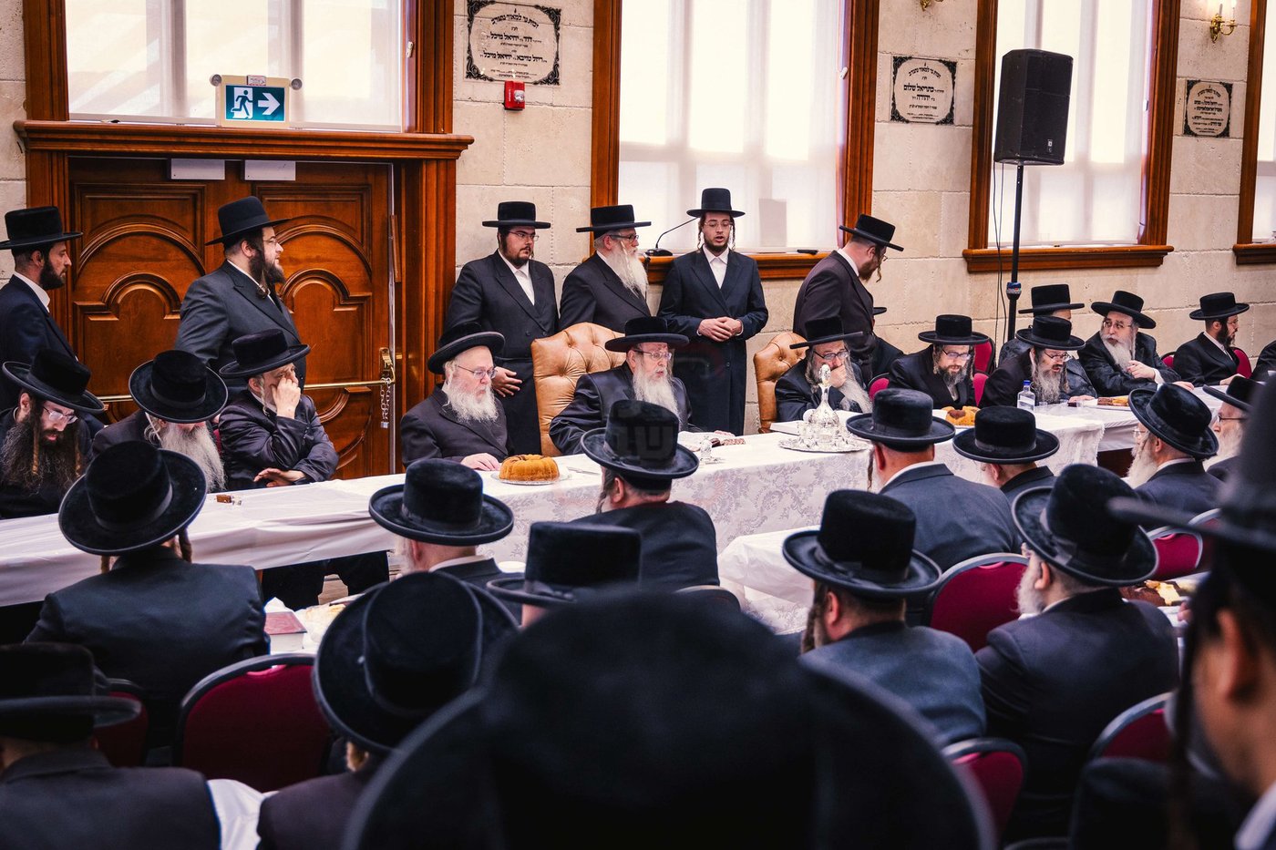 האדמו"ר מטאהש בטיש לחיים לאחר התפילה ביומא דהילולא