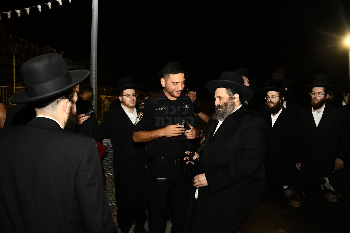 רבי שלמה צבי אלתר ליד בית הכלא