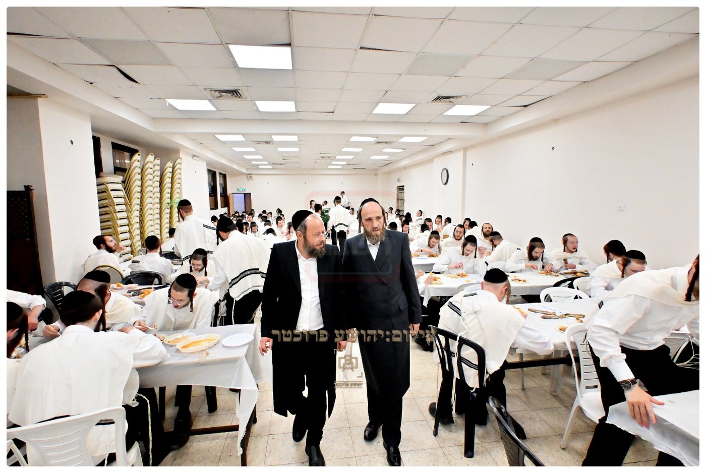 מנהלי ישיבת המתמידים בחדר אוכל