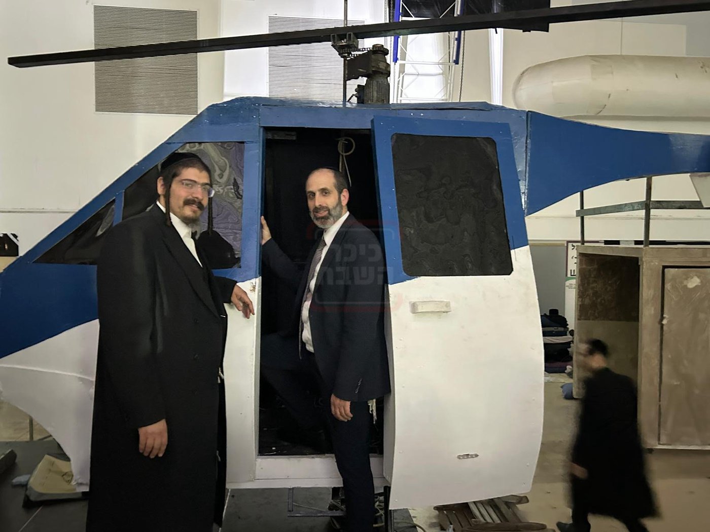 אבוטבול וברקוביץ ליד המסוק