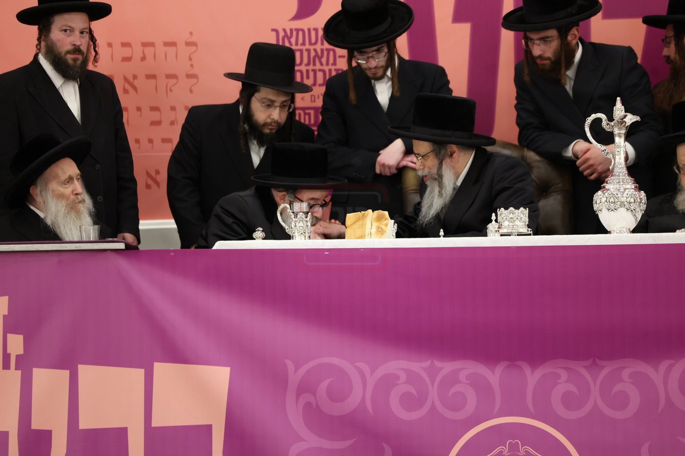 זֵיידְלְ'ע: הבנש"ק שהתחדש עם מכנס חדש והנגידים שהמריאו במסוק פרטי