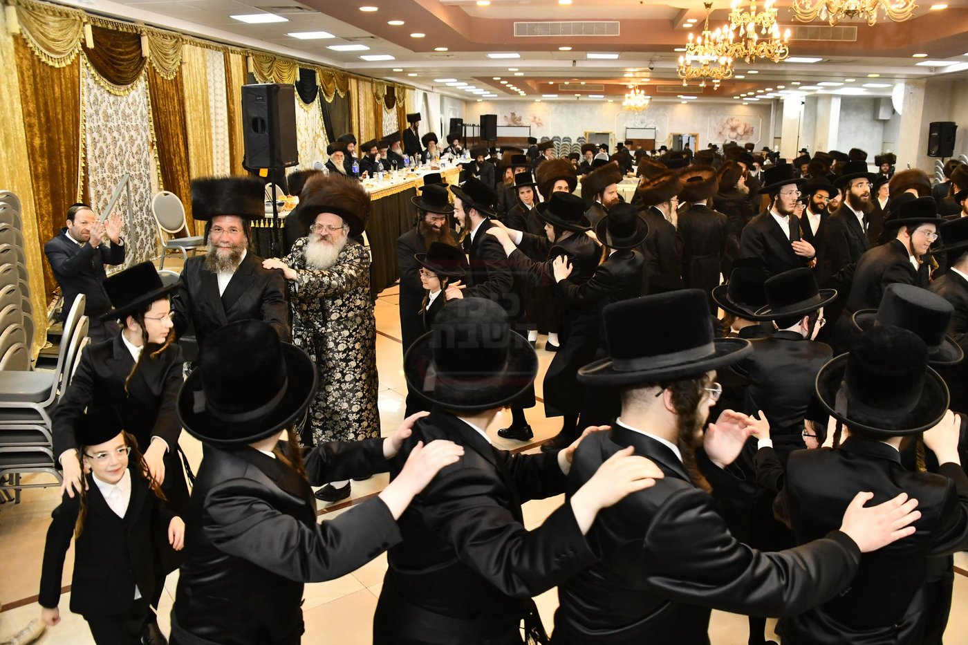 הרב מרדכי שלמה כהן בריקוד עם האדמו"ר מבערגסז