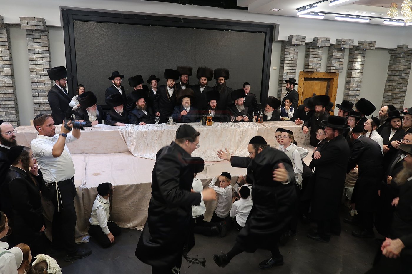 זֵיידְלְ'ע: הבנש"ק שהתחדש עם מכנס חדש והנגידים שהמריאו במסוק פרטי