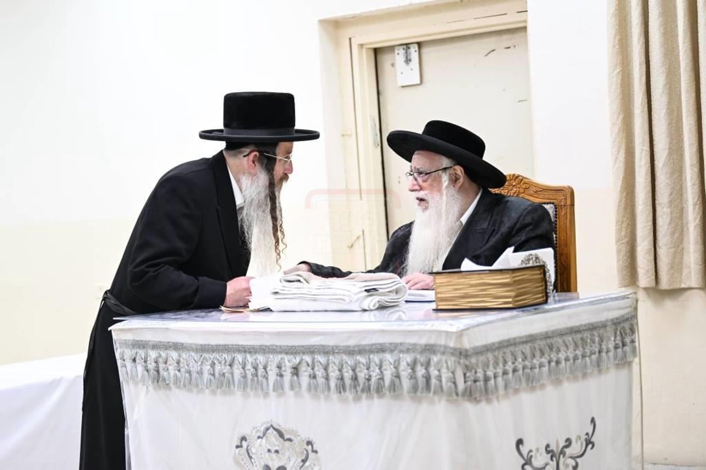 האדמו"ר מצאנז עם הרב אברהם דוד שכטר
