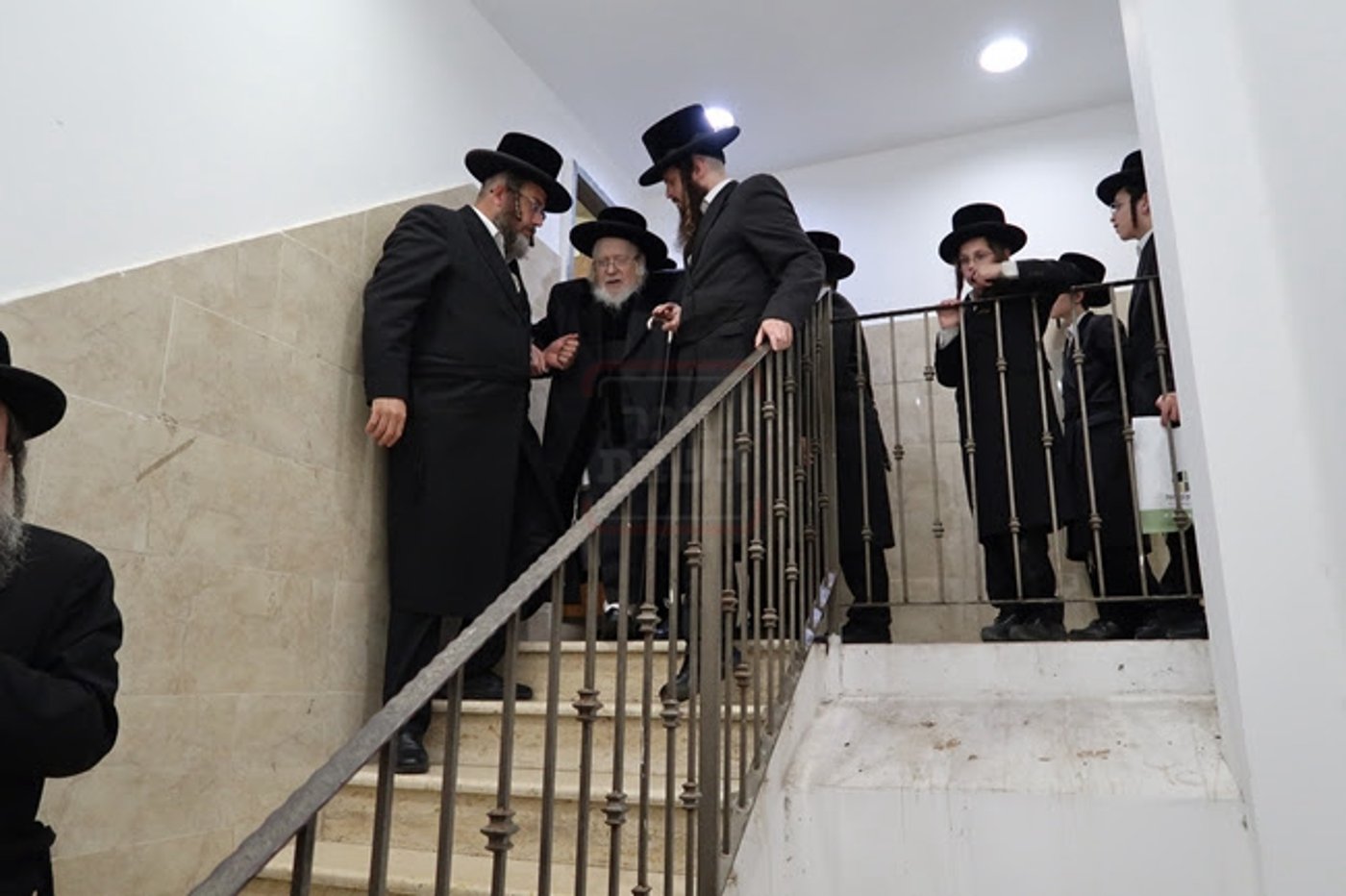 האדמו"ר מקרעטשניף ביציאה ממעונו של האדמו"ר מלעלוב