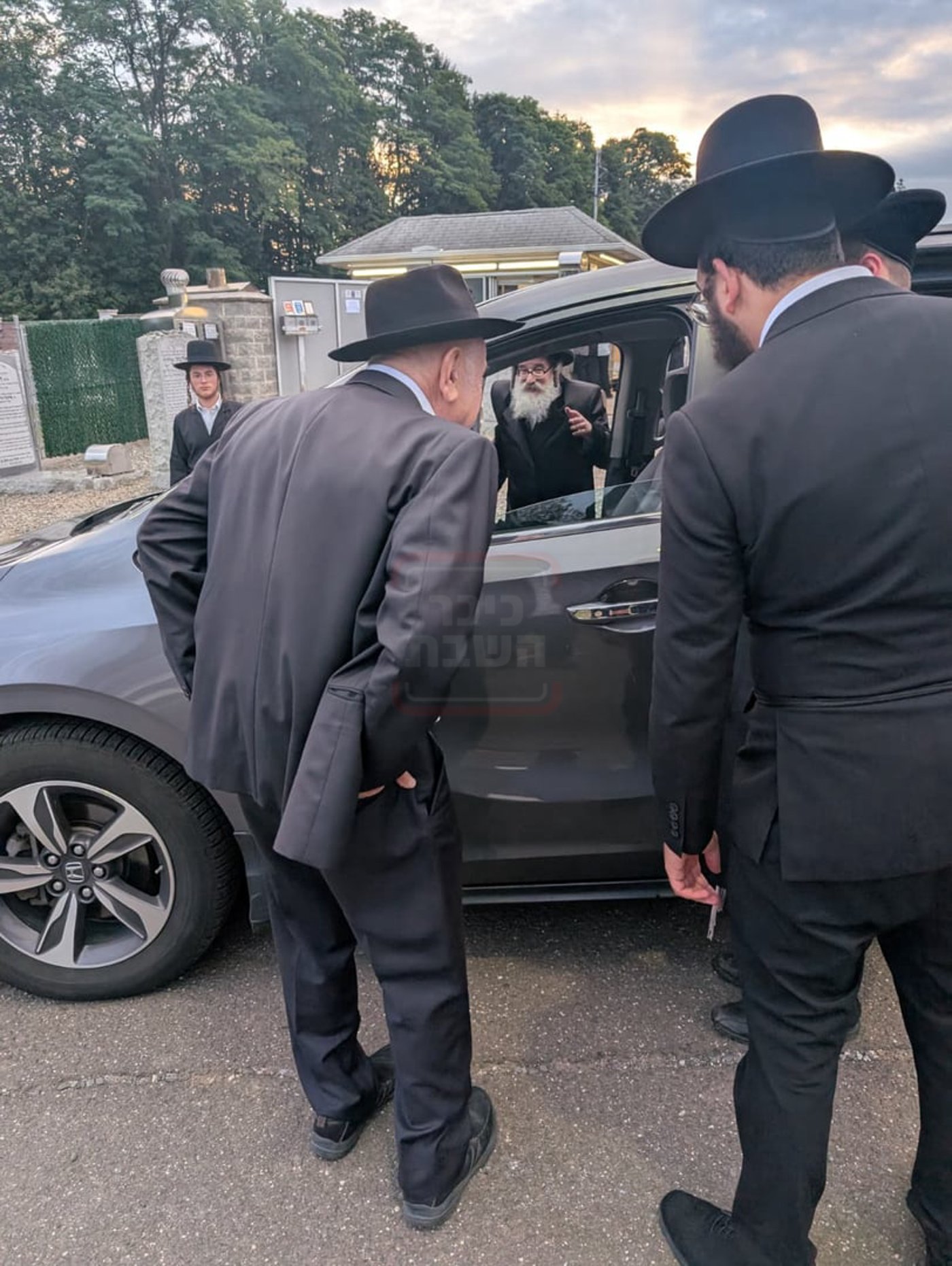 האדמו"ר מסקולען מונסי מברך חסידיו