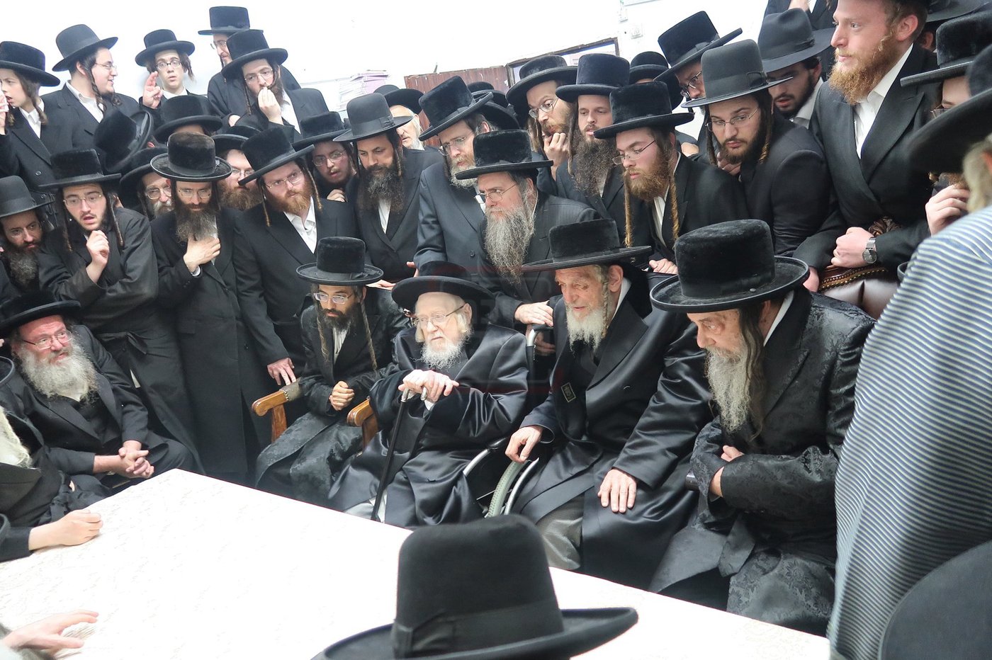 אדמו"רי זוועהיל בניחום אבלים בקרעטשניף סיגעט