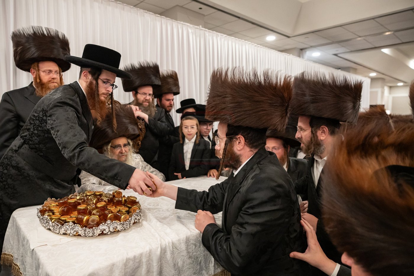 ההויז בחור בסאטמר מחלק צלוחיות דבש
