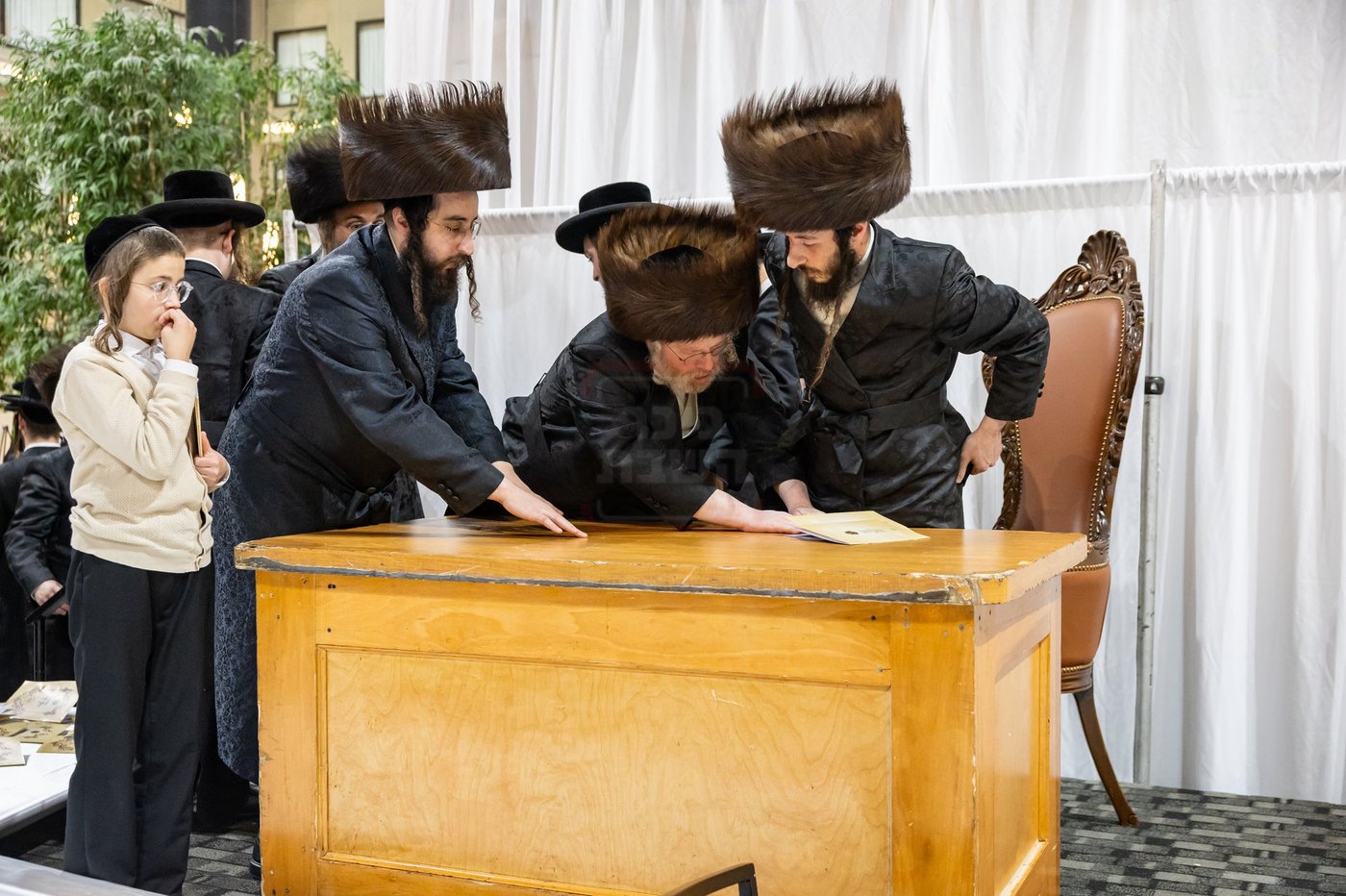 חסידי סאטמר תופסים שיריים הבדלה