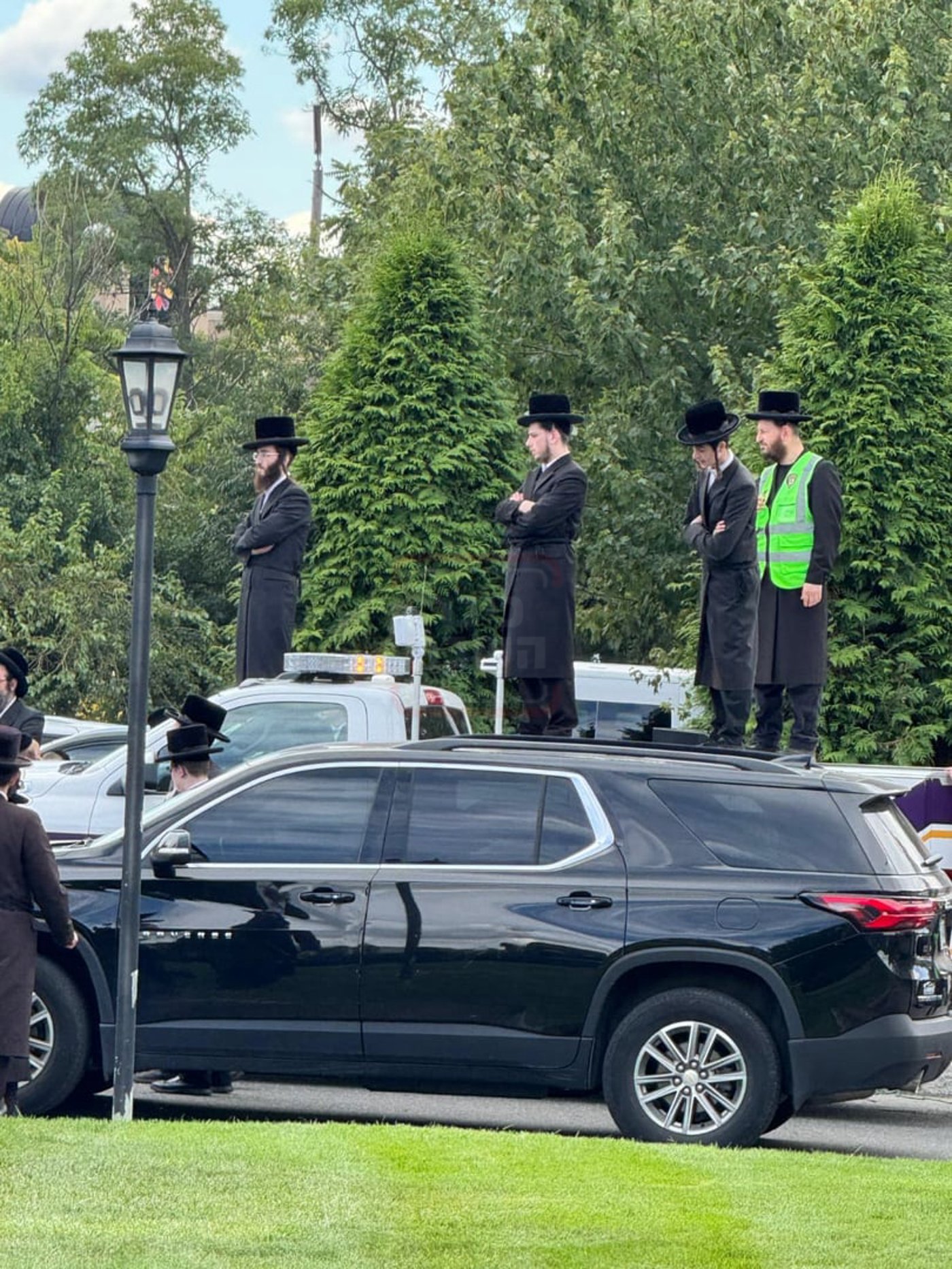 החסידים על הרכבים בסקווירא