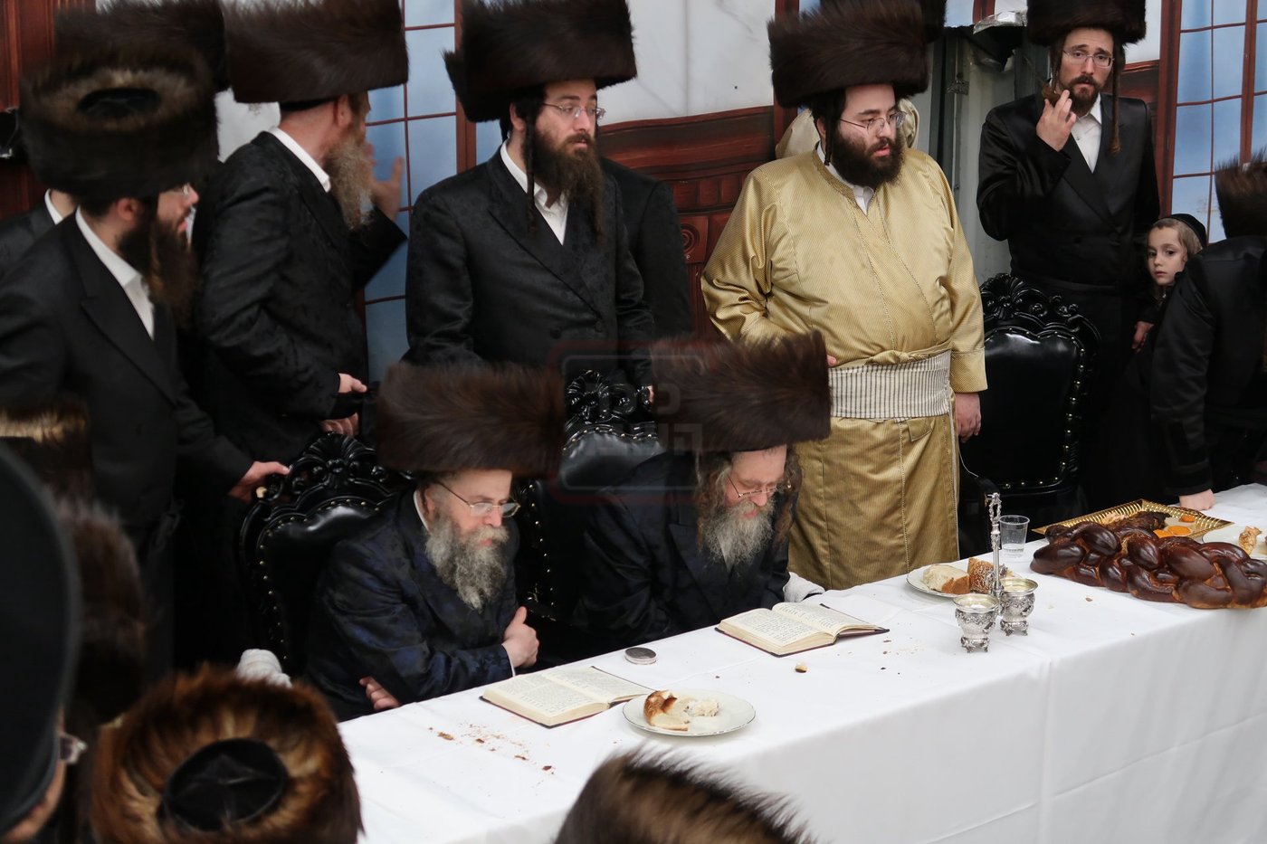 האדמו"רים מקרעטשניף סיגעט בסעודה שלישית