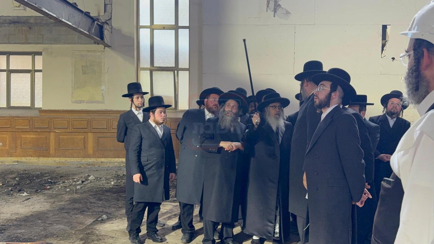 הרבי מסאטמר מניף את המקל