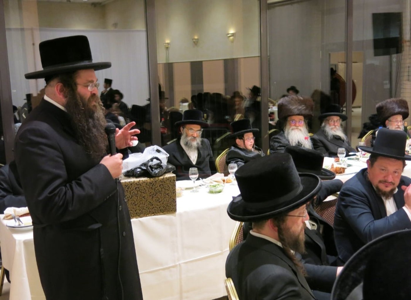 הגאון רבי מרדכי שיף נואם במעמד אביו