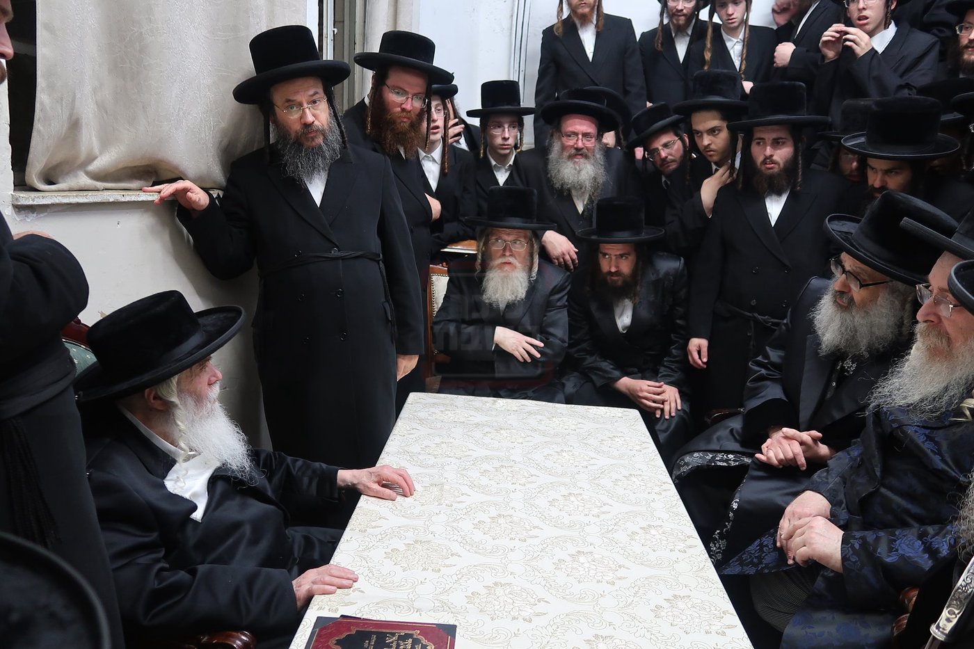 ניחום אבלים בחצה"ק קרעטשניף י-ם