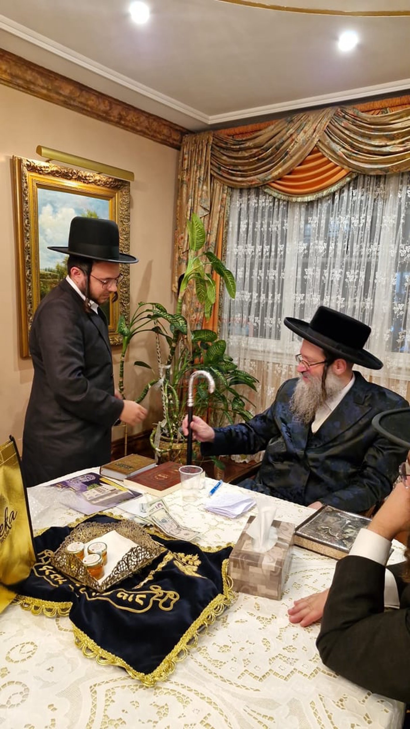 האדמו"ר מביטשקוב עם המקל