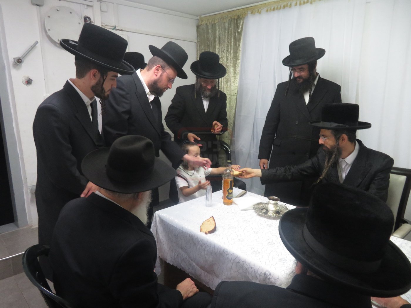 ארי כהן מקבל עוגה מהאדמו"ר מזוועהיל