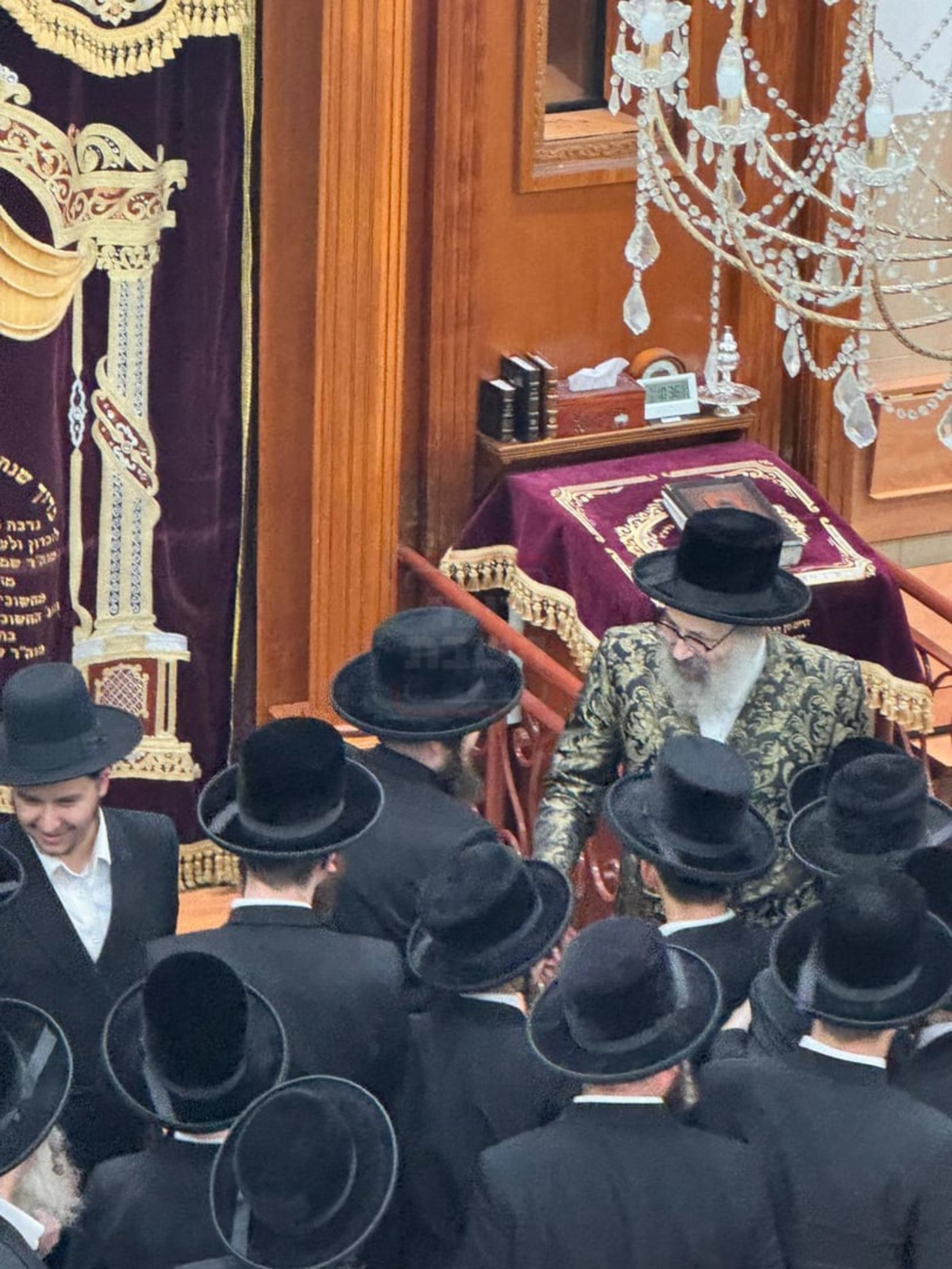 חסידים מקדמים את פני האדמו"ר מויז'ניץ לונדון 