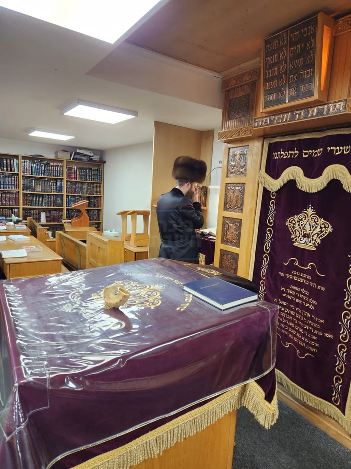 האדמו"ר מסאדיגורה לונדון בתפילה