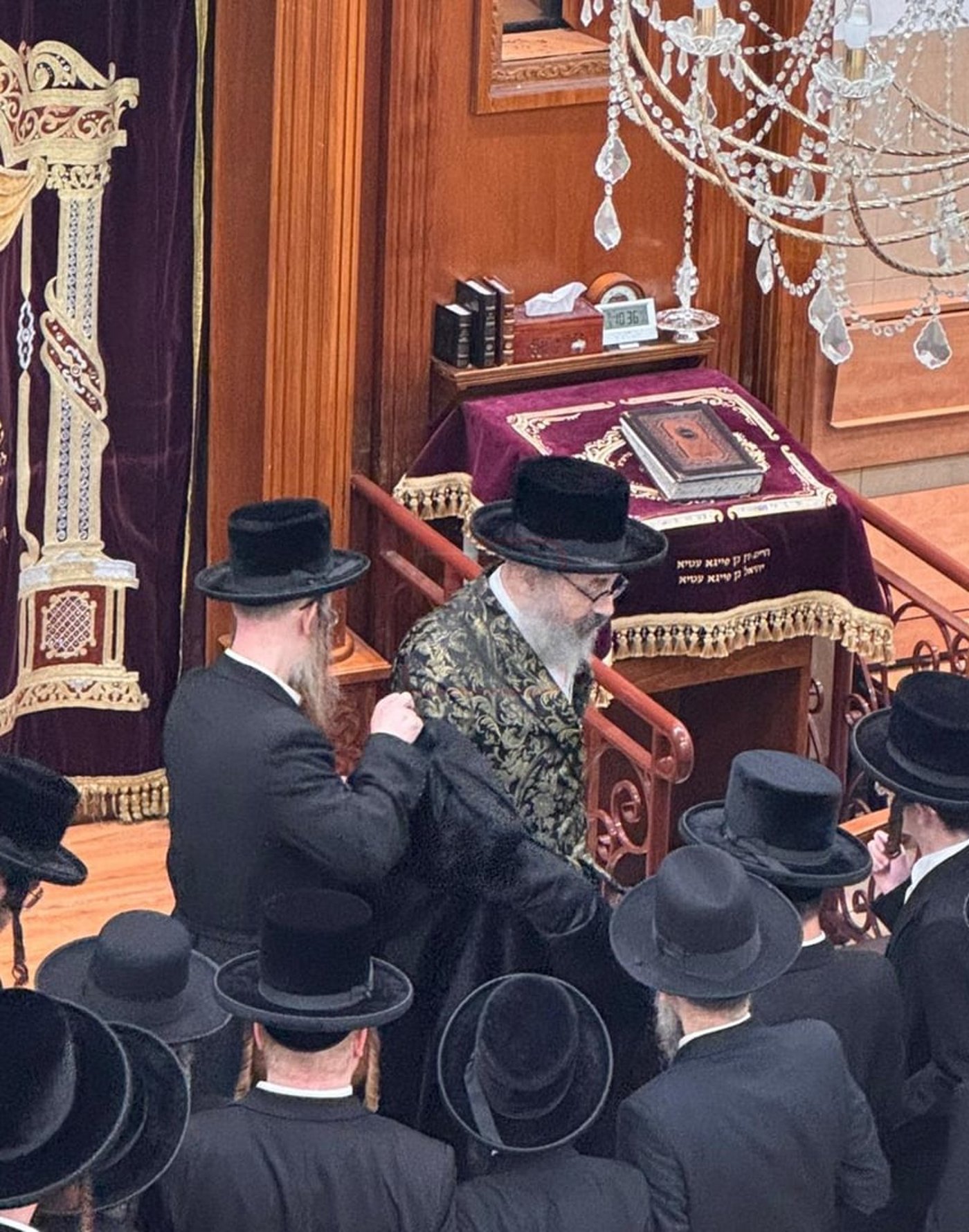 חיים מאיר דבלינגר מלביש את הקאפטן לאדמו"ר מויז'ניץ לונדון