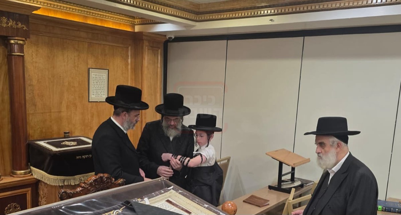 הגה"צ רבי חיים מאיר הגר בהנחת תפילין לחתן המצוות