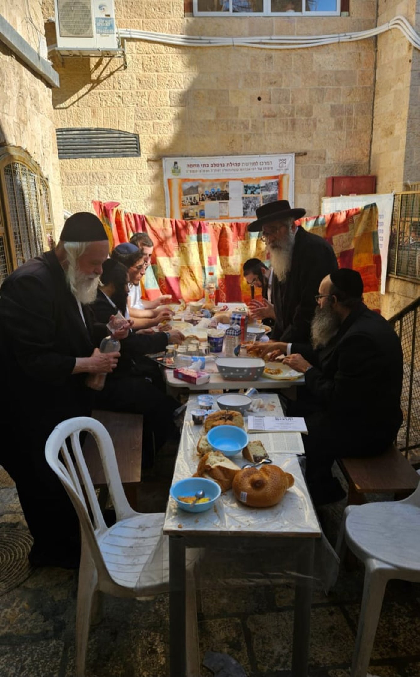 ארוחת בוקר בבתי מחסה