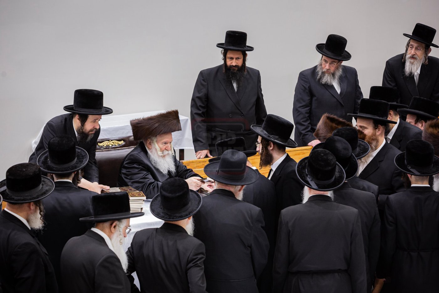 האדמו"ר מבאבוב בטיש לחיים לאחר התפילה
