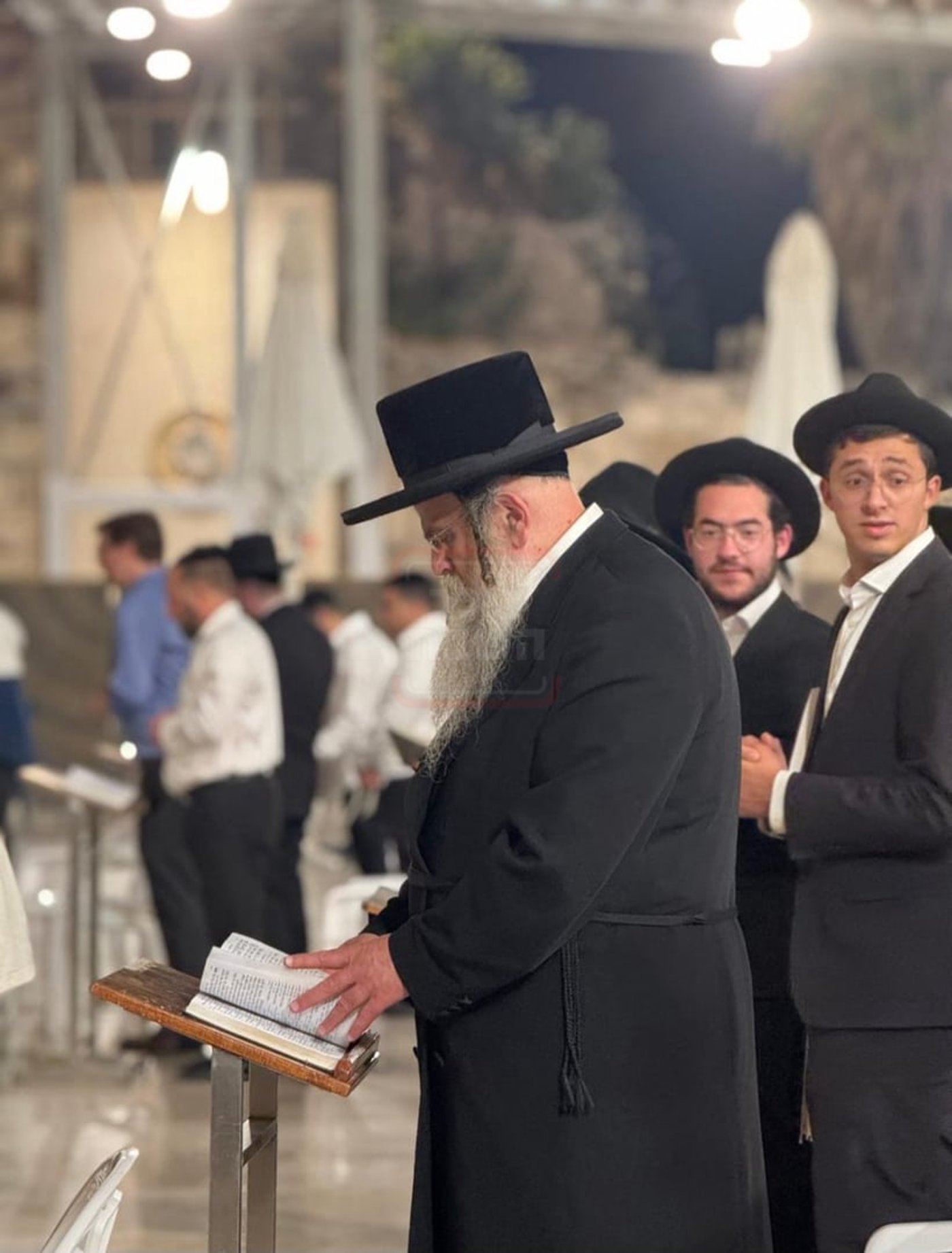 הרב שיף ברחבת הכותל