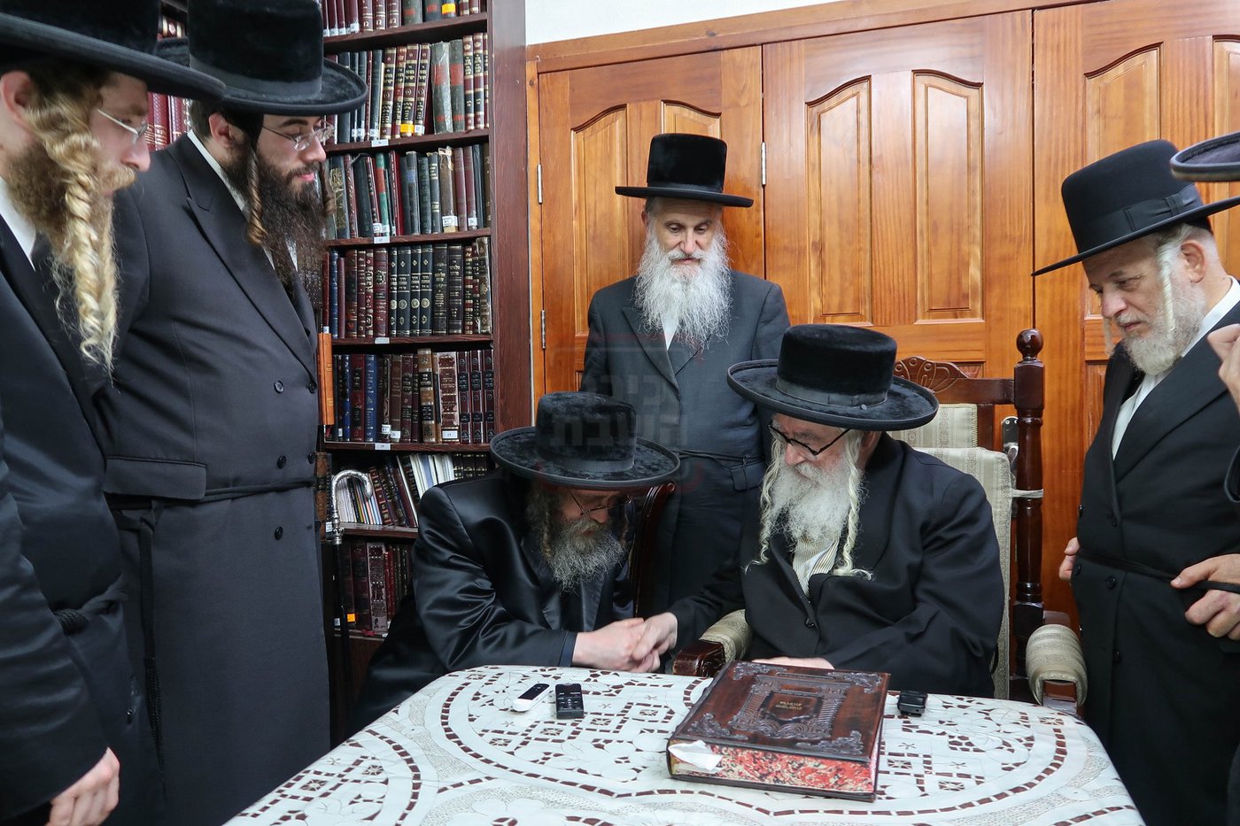 האדמו"ר מקרעטשניף סיגעט בביקור אצל האדמו"ר ממשכנות הרועים