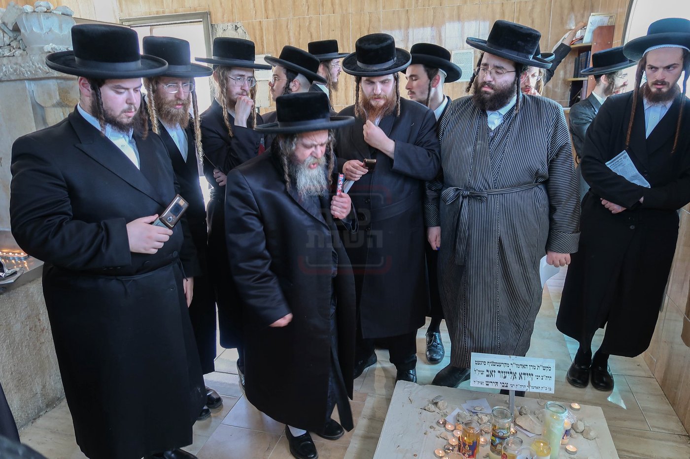 האדמו"ר מקרעטשניף סיגעט בעליה לציון אביו זצ"ל