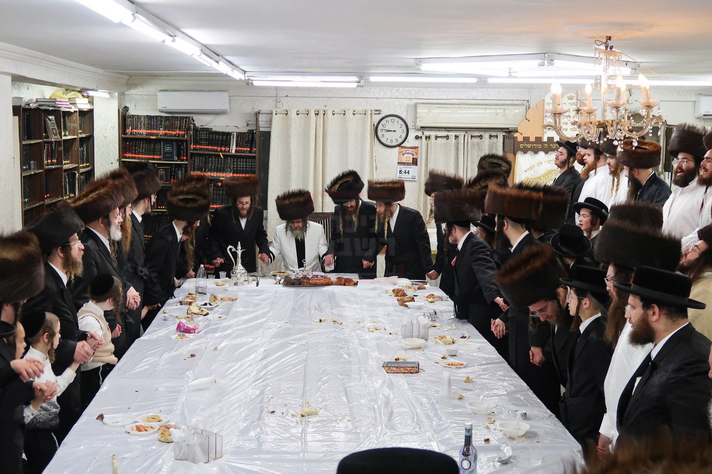 האדמו"ר מקרעטשניף סיגעט בנעילת החג ר"ה