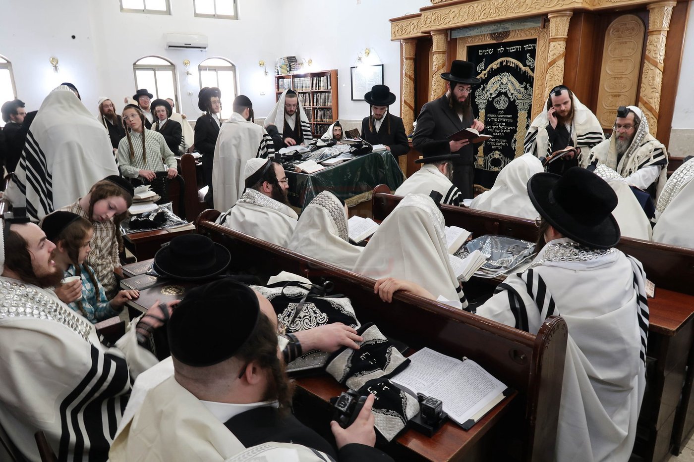 האדמו"ר מקרעטשניף סיגעט בהתרת נדרים