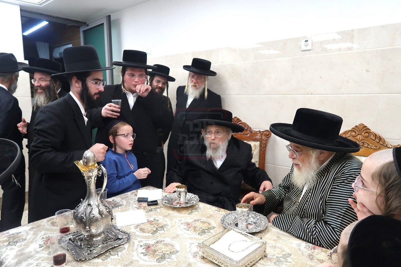 האדמו"ר מפינסק קרלין בביקור אצל האדמו"ר מתולדות אהרן בערב החג