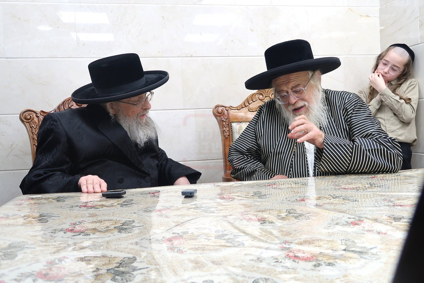 האדמו"ר מפינסק קרלין בביקור אצל האדמו"ר מתולדות אהרן בערב החג