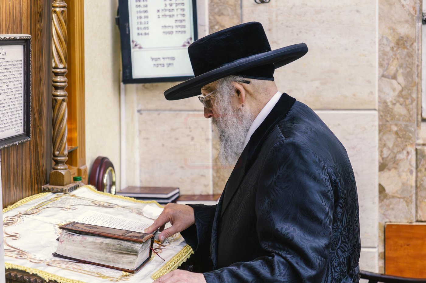 האדמו"ר מפינסק קרלין בסליחות 'זכור ברית'