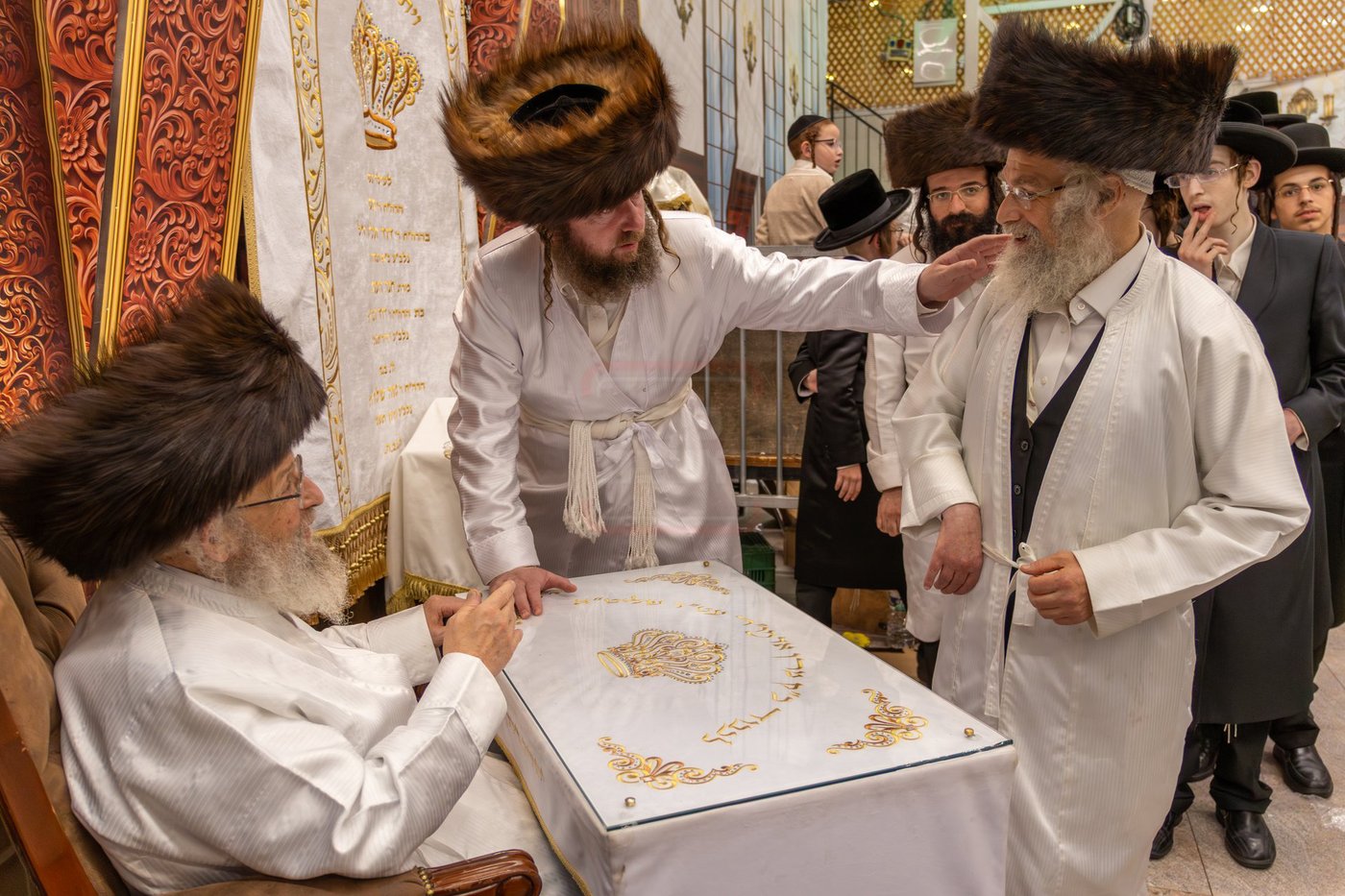 חסידי פינסק קרלין עוברים להתברך מהאדמו"ר בצאת החג