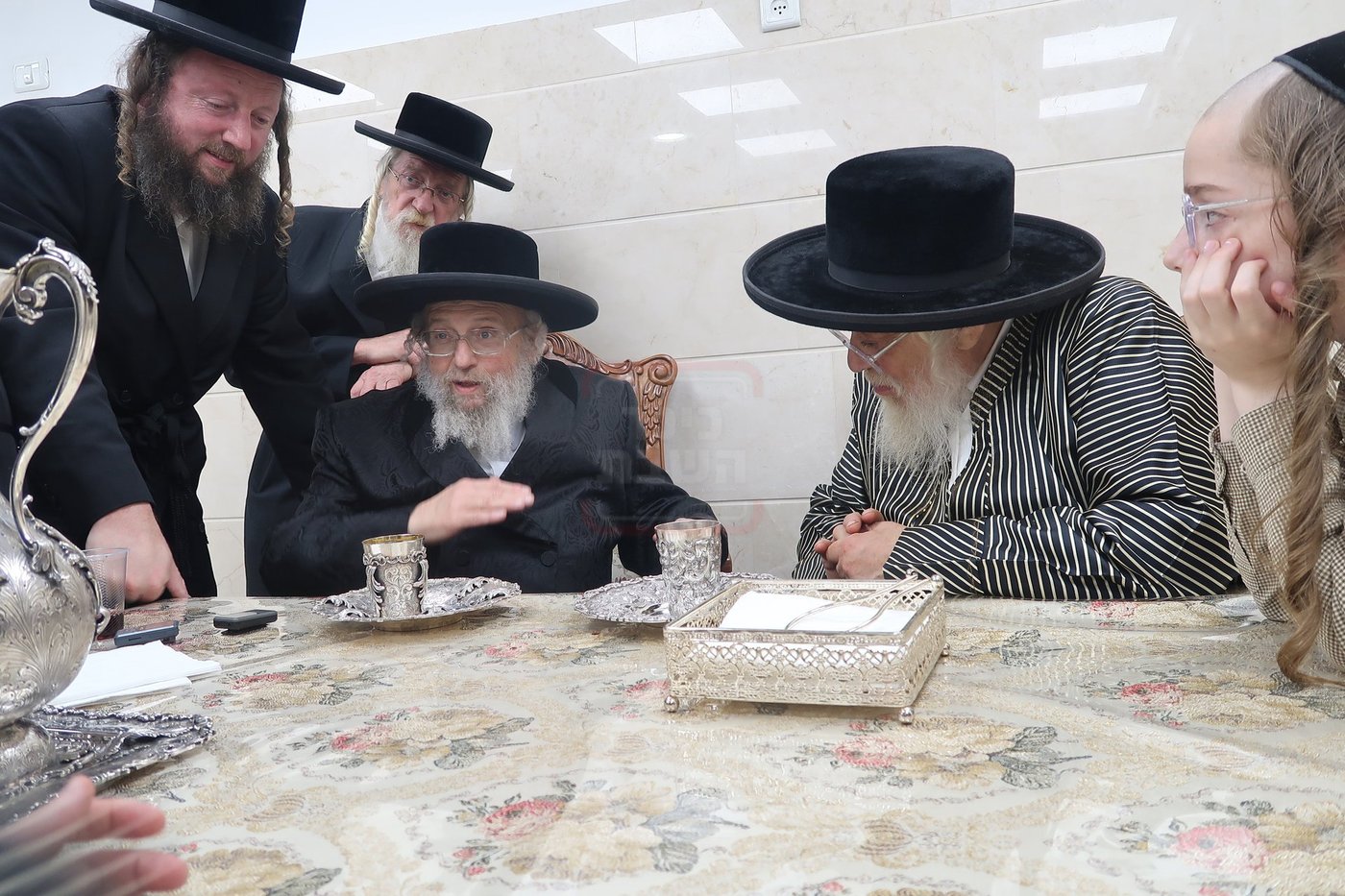 האדמו"ר מפינסק קרלין בביקור אצל האדמו"ר מתולדות אהרן בערב החג