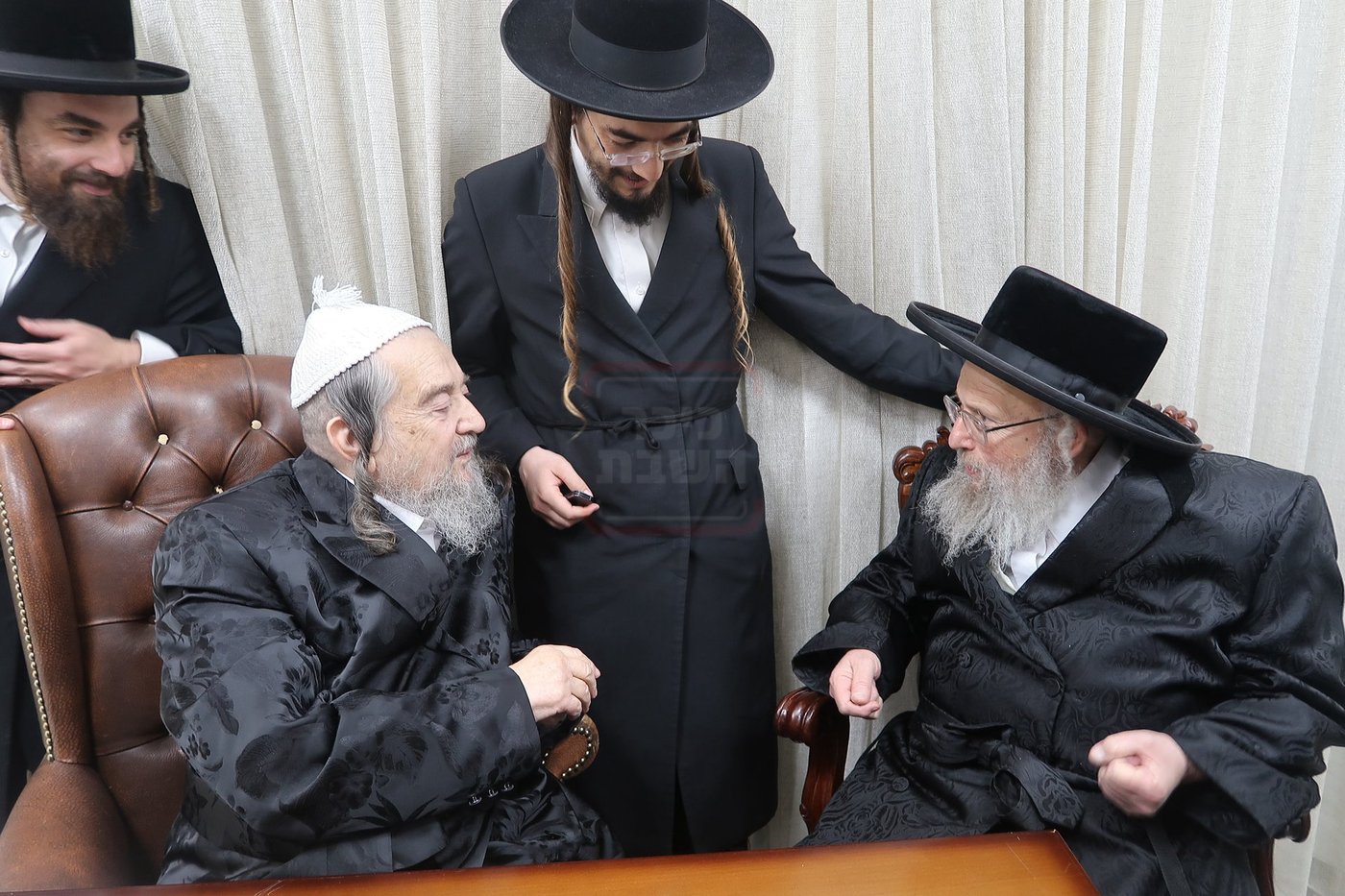 האדמו"ר מפינסק קרלין בביקור אצל הגרי"מ שכטר בערב החג