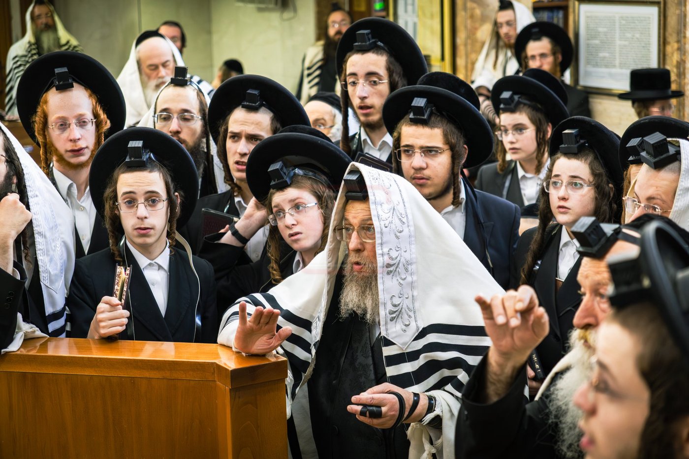 האדמו"ר מפינסק קרלין בקריאת התורה בער"ה