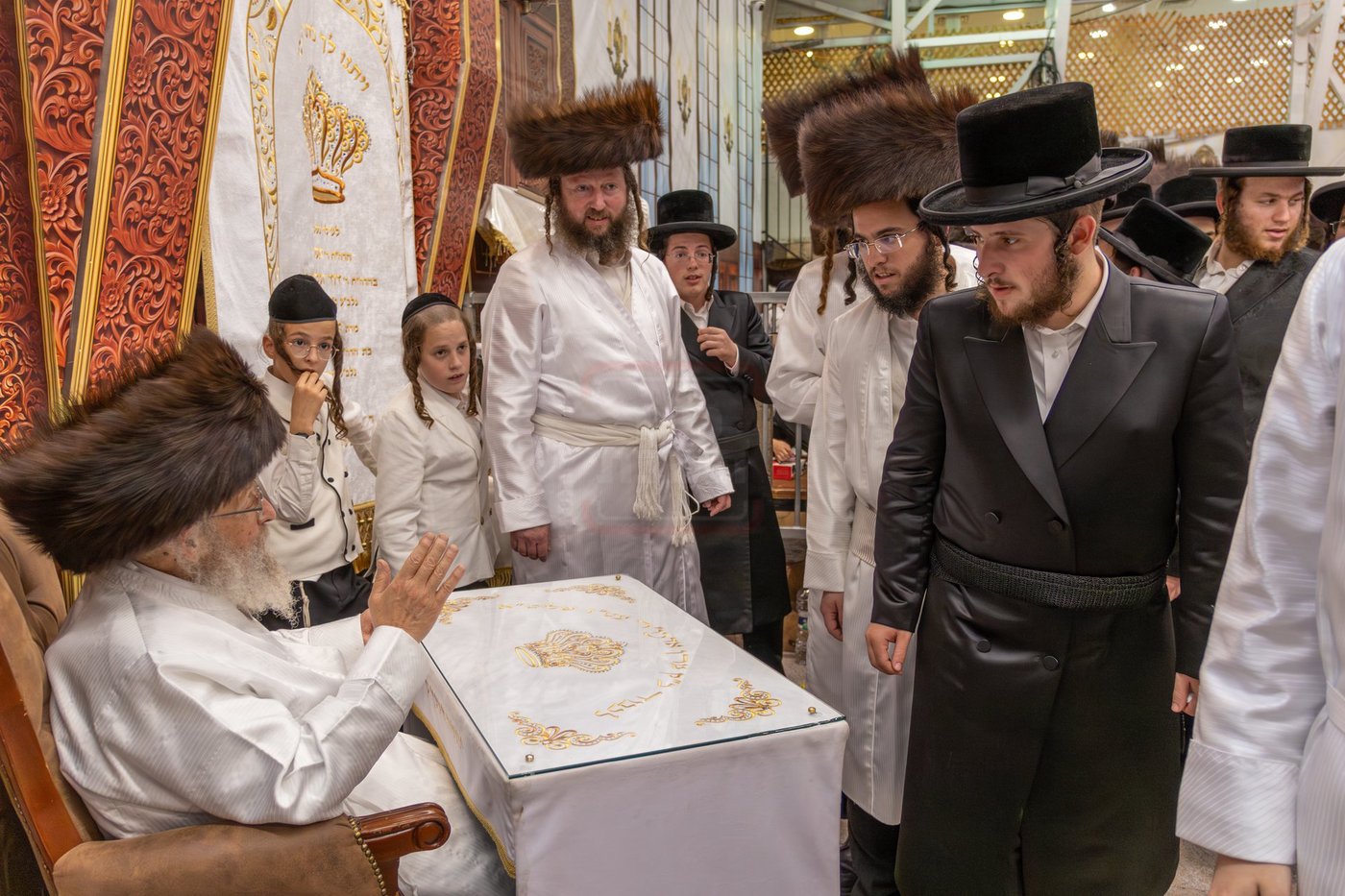 חסידי פינסק קרלין עוברים להתברך מהאדמו"ר בצאת החג