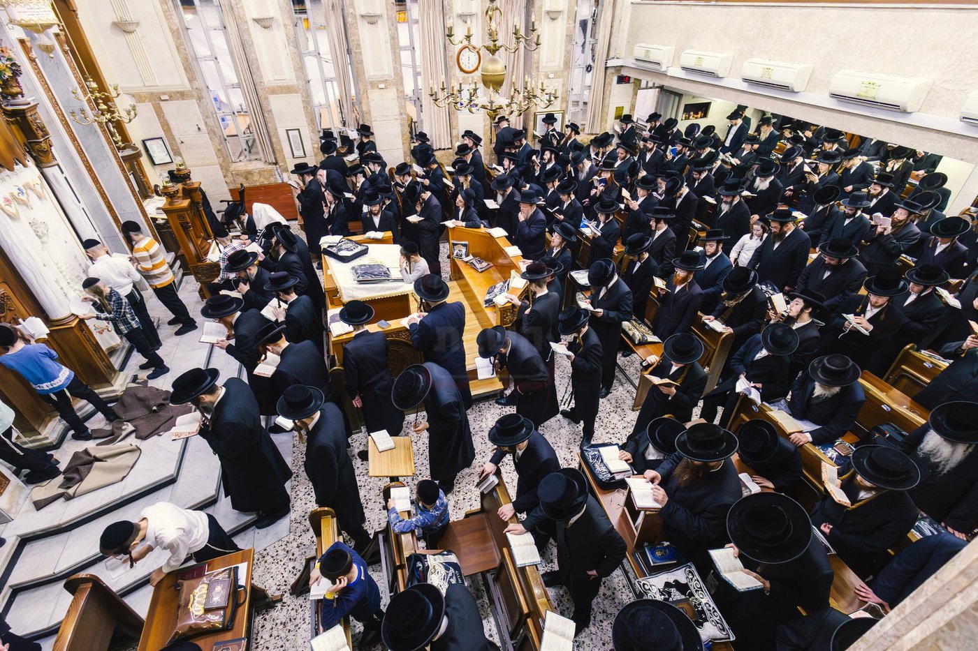 האדמו"ר מפינסק קרלין בסליחות 'זכור ברית'