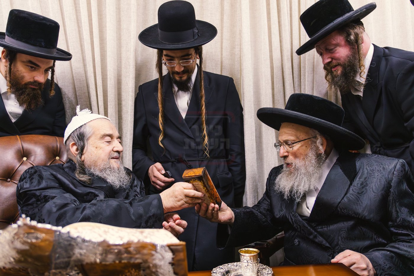 האדמו"ר מפינסק קרלין בביקור אצל הגרי"מ שכטר בערב החג