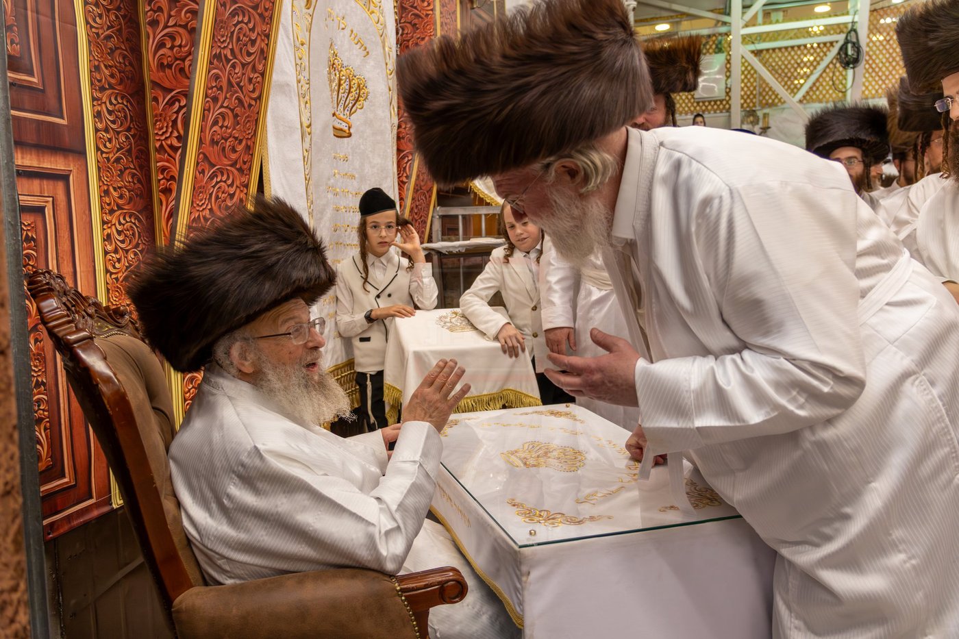 חסידי פינסק קרלין עוברים להתברך מהאדמו"ר בצאת החג