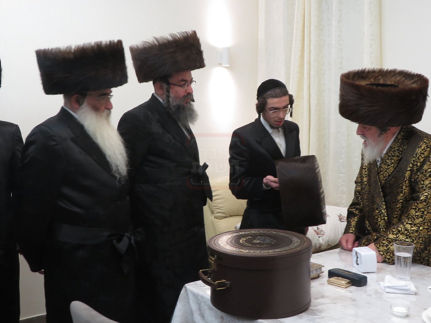 האדמו"ר מויז'ניץ בחבישת השטריימיל על ראש החתן