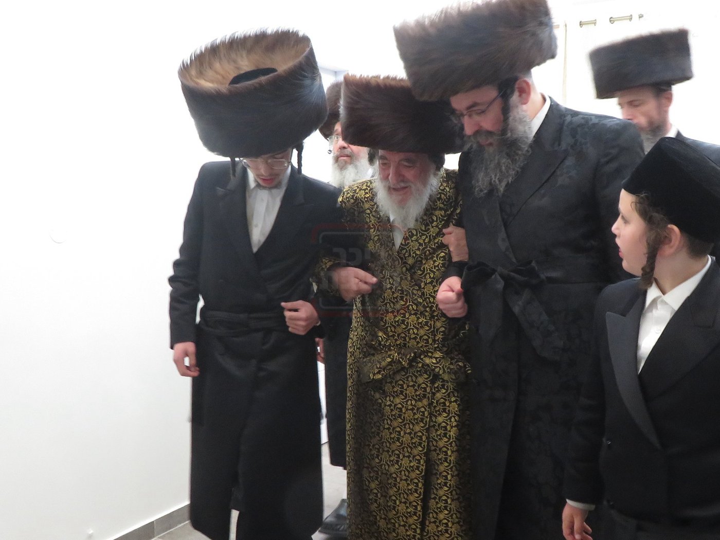 האדמו"ר מויז'ניץ בחבישת השטריימיל על ראש החתן